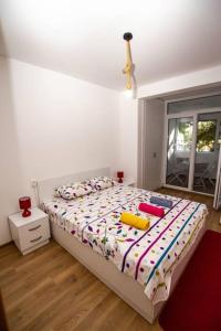 Milan apartment في بار: غرفة نوم بها سرير عليه ألعاب