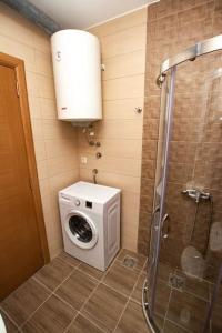 Milan apartment في بار: حمام مع غسالة ملابس ودش +18 صورة