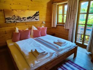 um quarto com uma cama com toalhas em Holiday Home st martin chalets-1 by Interhome em Sankt Martin