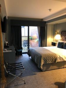 Rúm í herbergi á Killaloe Hotel & Spa