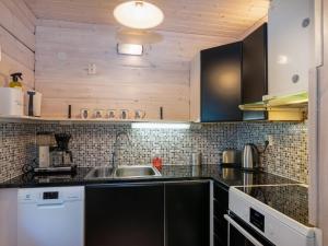 Kuchyň nebo kuchyňský kout v ubytování Holiday Home Lähderinne by Interhome