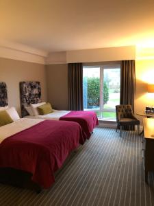 Rúm í herbergi á Killaloe Hotel & Spa