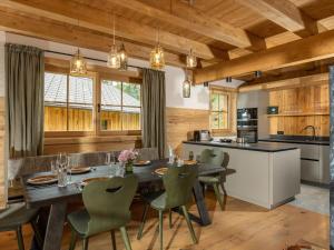 uma cozinha e sala de jantar com mesa e cadeiras em Holiday Home Holzknecht by Interhome em Pichl