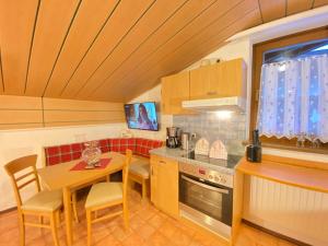 Küche/Küchenzeile in der Unterkunft Apartment INT2 - 2 Zimmer für max- 4 Personen A2 by Interhome