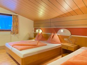 Ein Bett oder Betten in einem Zimmer der Unterkunft Apartment INT2 - 2 Zimmer für max- 4 Personen A2 by Interhome