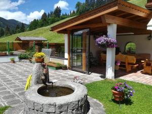 einen Garten mit einem Brunnen mitten im Innenhof in der Unterkunft Apartment INT2 - 2 Zimmer für max- 4 Personen A2 by Interhome in Saalbach-Hinterglemm