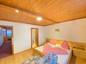 een kamer met een bed en een stoel. bij Holiday Home IN8 - max- 7 Personen by Interhome in Saalbach Hinterglemm