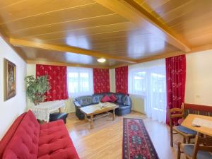 een woonkamer met een bank en een tafel bij Holiday Home IN8 - max- 7 Personen by Interhome in Saalbach Hinterglemm