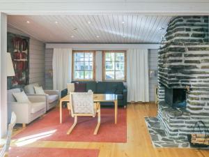 sala de estar con sofá y chimenea en Holiday Home Alkuvilla by Interhome, en Saariselkä