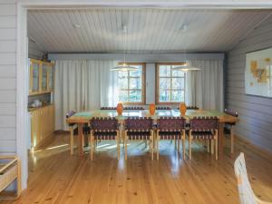 un comedor con una gran mesa de madera y sillas en Holiday Home Alkuvilla by Interhome, en Saariselkä