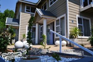 ダルストロアームにあるMisty View Apartmentsの階段のある家