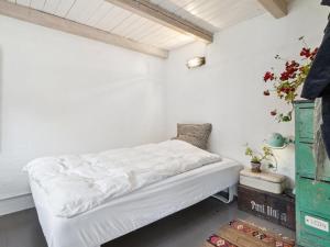 Uma cama ou camas num quarto em Holiday Home Anneka - 4km from the sea in NW Jutland by Interhome