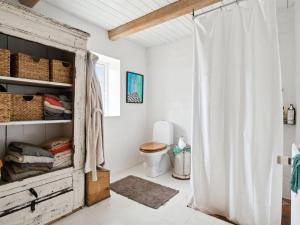 Een badkamer bij Holiday Home Anneka - 4km from the sea in NW Jutland by Interhome