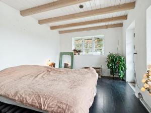 Een bed of bedden in een kamer bij Holiday Home Anneka - 4km from the sea in NW Jutland by Interhome