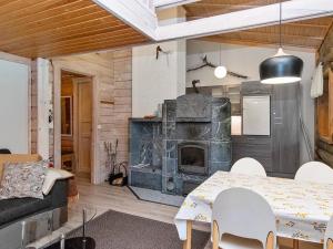 Køkken eller tekøkken på Holiday Home Pökkömaja b by Interhome