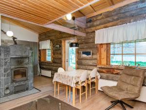 Et tv og/eller underholdning på Holiday Home Pökkömaja b by Interhome