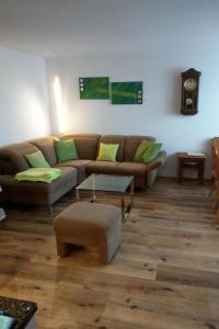 sala de estar con sofá y mesa en Apartment Haus Sunneschy Whg- 301 by Interhome en Parpan