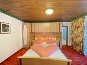 a bedroom with a bed in a room at Apartment IN2- 2 Zimmer max- 3 Personen by Interhome in Saalbach Hinterglemm