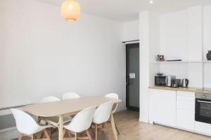 - une cuisine et une salle à manger avec une table et des chaises dans l'établissement Spacious appt close to Place Monge, à Paris