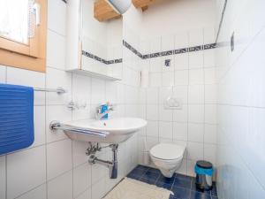 Ein Badezimmer in der Unterkunft Apartment Tga Stgirat Dachgeschoss by Interhome