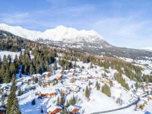 Luftblick auf ein Skigebiet im Schnee in der Unterkunft Apartment Tga Stgirat Dachgeschoss by Interhome in Malmigiuer