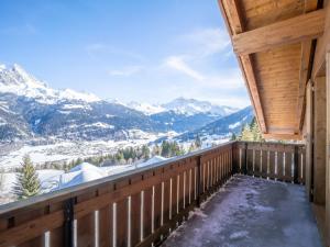 einen Balkon mit Blick auf die schneebedeckten Berge in der Unterkunft Apartment Tga Stgirat Dachgeschoss by Interhome in Malmigiuer