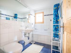 ein Badezimmer mit einem WC, einem Waschbecken und einer Badewanne in der Unterkunft Apartment Tga Stgirat Erdgeschoss by Interhome in Malmigiuer