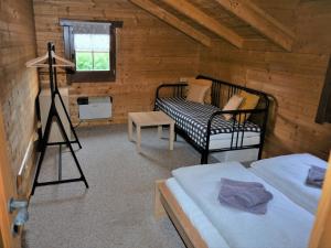 pokój z 2 łóżkami w drewnianym domku w obiekcie Holiday Home Pod Liščím Kopcem by Interhome w mieście Horní Branná