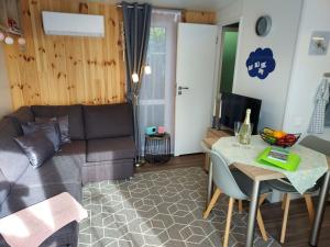 ein Wohnzimmer mit einem Sofa und einem Tisch in der Unterkunft Holiday Home Alex by Interhome in Wemding