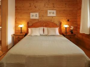 - une chambre avec un grand lit et deux lampes dans l'établissement Chalet Chalet Picoulet by Interhome, à Villars-sur-Ollon
