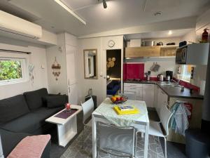 sala de estar con sofá, mesa y cocina en Holiday Home Ulrike by Interhome en Wemding
