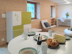 ein weißer Tisch mit Teller mit Lebensmitteln drauf in der Unterkunft Apartment Etoile du Matin rez by Interhome in Champex