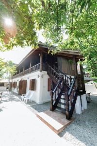 een gebouw met een trap ervoor bij Maison Barn Laos in Luang Prabang