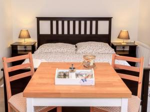 einen Esstisch mit einem Bett im Hintergrund in der Unterkunft Apartment Arnoltice 5 by Interhome in Arnoltice u Decina