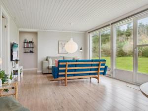 salon z niebieską kanapą i oknami w obiekcie Holiday Home Luchia - 200m to the inlet in The Liim Fiord by Interhome w mieście Fur