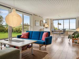 salon z niebieską kanapą i stołem w obiekcie Holiday Home Luchia - 200m to the inlet in The Liim Fiord by Interhome w mieście Fur