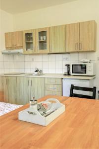 una cocina con una mesa de madera y una bandeja. en Apartment Arnoltice 1 by Interhome, en Arnoltice u Decina