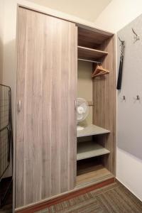 Habitación con armario y puertas de madera. en Apartment Arnoltice 1 by Interhome, en Arnoltice u Decina