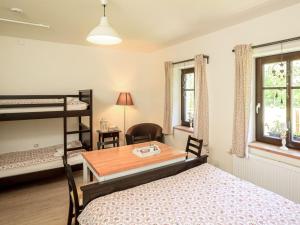 1 dormitorio con cama, escritorio y litera en Apartment Arnoltice 1 by Interhome, en Arnoltice u Decina