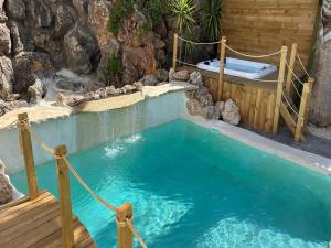 Bazén v ubytování Holiday Home La Cascada by Interhome nebo v jeho okolí