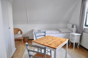 een kamer met een tafel en stoelen en een bed bij Buitenplaats 90 in Callantsoog