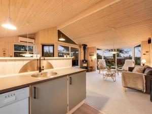 cocina con fregadero y sala de estar. en Holiday Home Diuri - 300m to the inlet in The Liim Fiord by Interhome en Struer