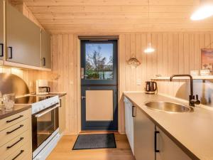 uma cozinha com um lavatório e uma bancada em Holiday Home Diuri - 300m to the inlet in The Liim Fiord by Interhome em Struer
