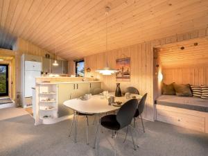 um quarto com uma mesa e cadeiras e uma cama em Holiday Home Diuri - 300m to the inlet in The Liim Fiord by Interhome em Struer