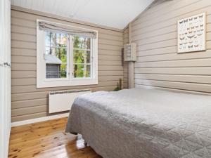1 dormitorio con cama y ventana en Holiday Home Eddi - 10km from the sea in Djursland and Mols by Interhome, en Rønde