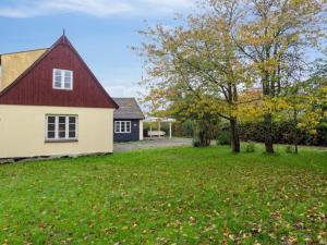 Østermarie的住宿－Holiday Home Edele - 3-8km from the sea in Bornholm by Interhome，院子里有红色屋顶的房子