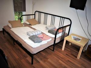 łóżko z czarną ramą w pokoju ze stołem w obiekcie Holiday Home Pod Liščím Kopcem by Interhome w mieście Horní Branná