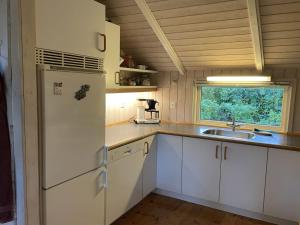 cocina con nevera blanca y fregadero en Holiday Home Esther - 500m from the sea in SE Jutland by Interhome en Egernsund