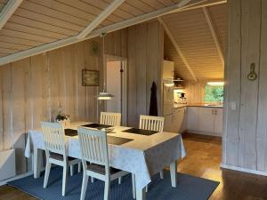 cocina y comedor con mesa y sillas en Holiday Home Esther - 500m from the sea in SE Jutland by Interhome en Egernsund
