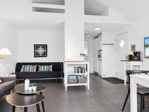 uma sala de estar com um sofá e uma mesa em Apartment Helemine - 400m from the sea in NW Jutland by Interhome em Fjerritslev